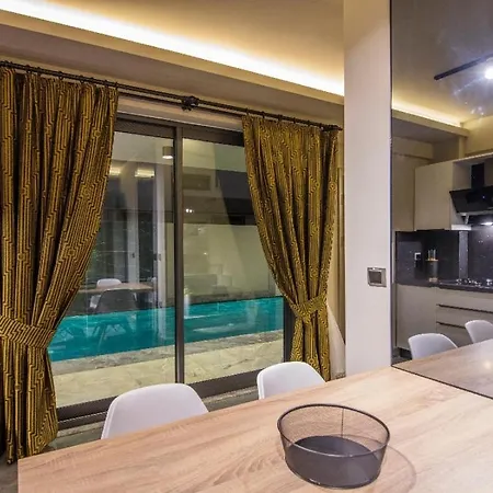 Balmain&sauna,jakuzi ,tuerk Hamami, Pool ,bbq, Isitmali Havuz ,yerden Isitma Вилла